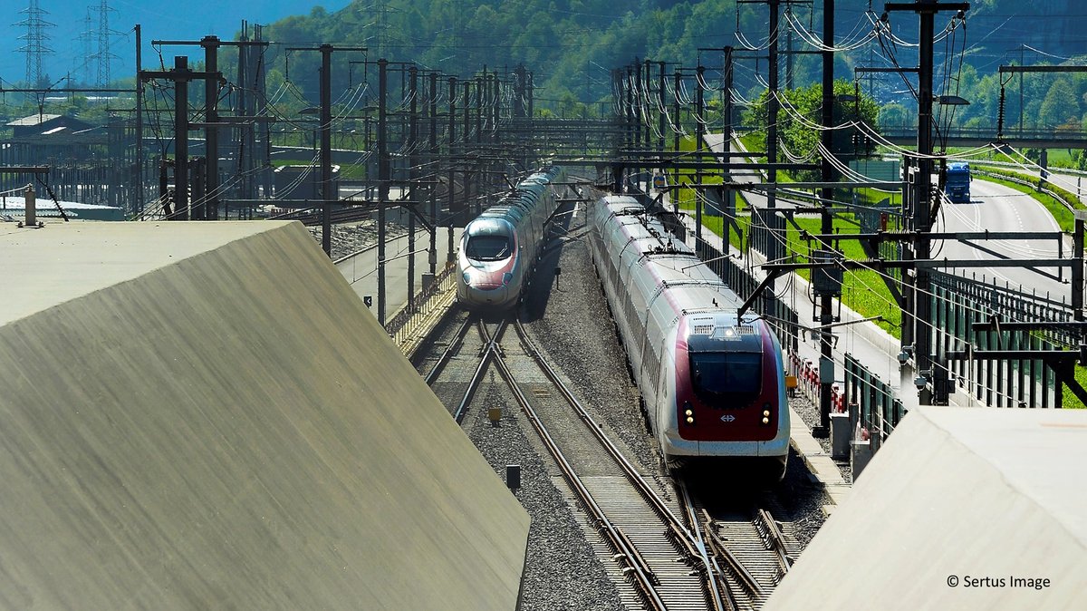 AREschweiz's tweet photo. Die neue #Bahninfrastruktur auf der #Gotthardachse hat starke Auswirkungen auf die Verkehrs- und #Raumentwicklung. Wie, warum und in welchem Ausmass erfahren Sie in unserem neuesten Bericht "Monitoring Gotthard-Achse". #Verkehr https://t.co/x3QdYYKtON https://t.co/oAhNIrMzQb