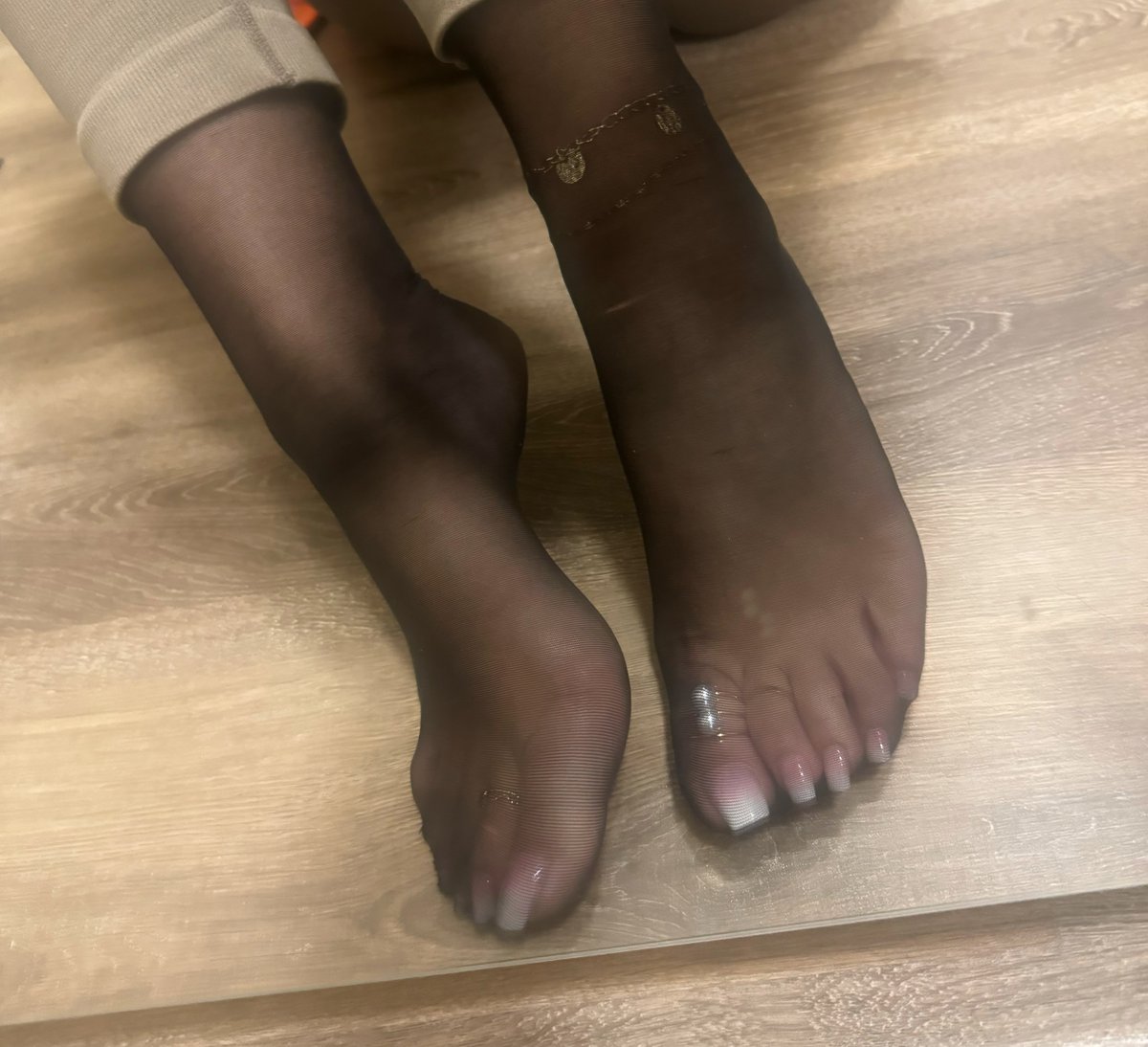 NikCoolaaa111's tweet photo. #nylonfetısh
#feetseller
#StockingUpWeekend
#nails https://t.co/SGtPtQGliF