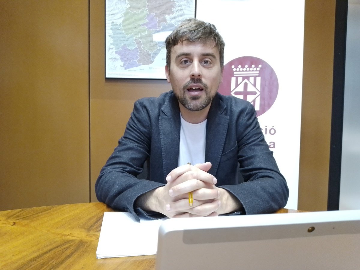AccioClimaDIBA's tweet photo. "Els municipis hem/heu de ser protagonistes d'aquesta #TransicióEnergètica." afirma @MarcSerraSole, president delegat de l'Àrea d’Acció Climàtica i Transició Energètica de la @diba, durant la sessió de presentació del #CatàlegDiba d'@AccioClimaDIBA 
#Som311 #CatàlegServeis https://t.co/ek7W7vdAiM