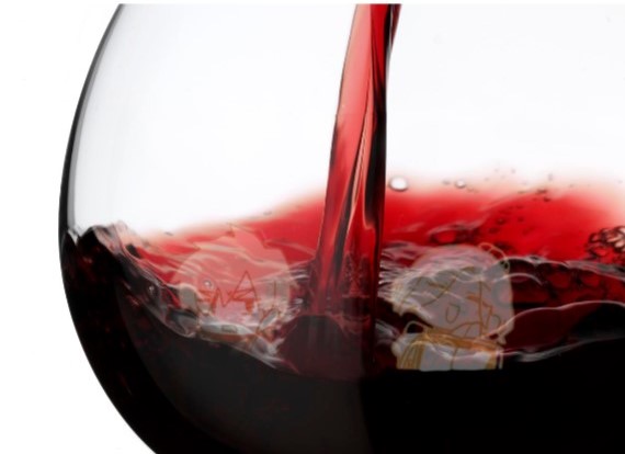 thiswineguy68's tweet photo. Red Wine Helps Your Teeth &amp; Gums Stay Clean 🦷 https://t.co/riEwrA3T4m