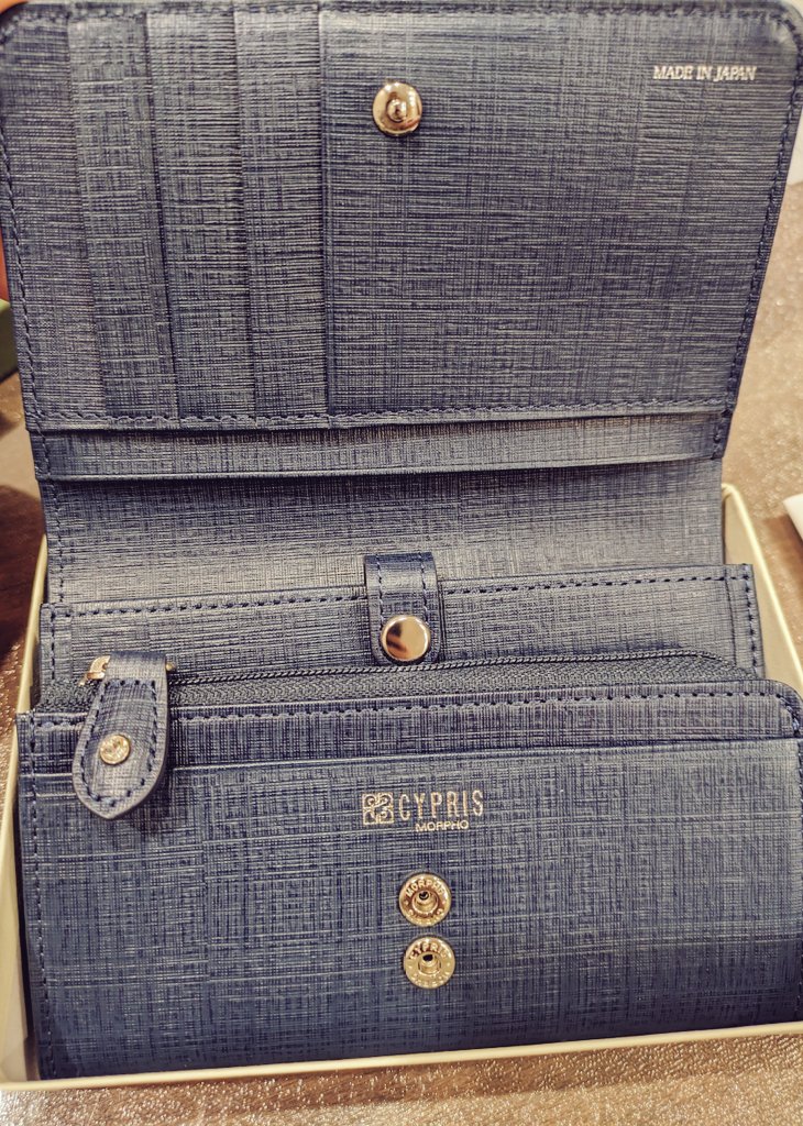 Macn020's tweet photo. 妻の財布が届きました♪
結婚記念品で使うのは改めてですが、不良品でないか確認のため一度開封。
ラッピング無料、しかも半額なのに素敵です😊
カードを入れるハニーセル構造、一目でカードが見えて便利そうでした。妻のを見て私のも買うか決めようと思ってましたが、買うことにしました😄
#cypris https://t.co/zZaDsN5Epk