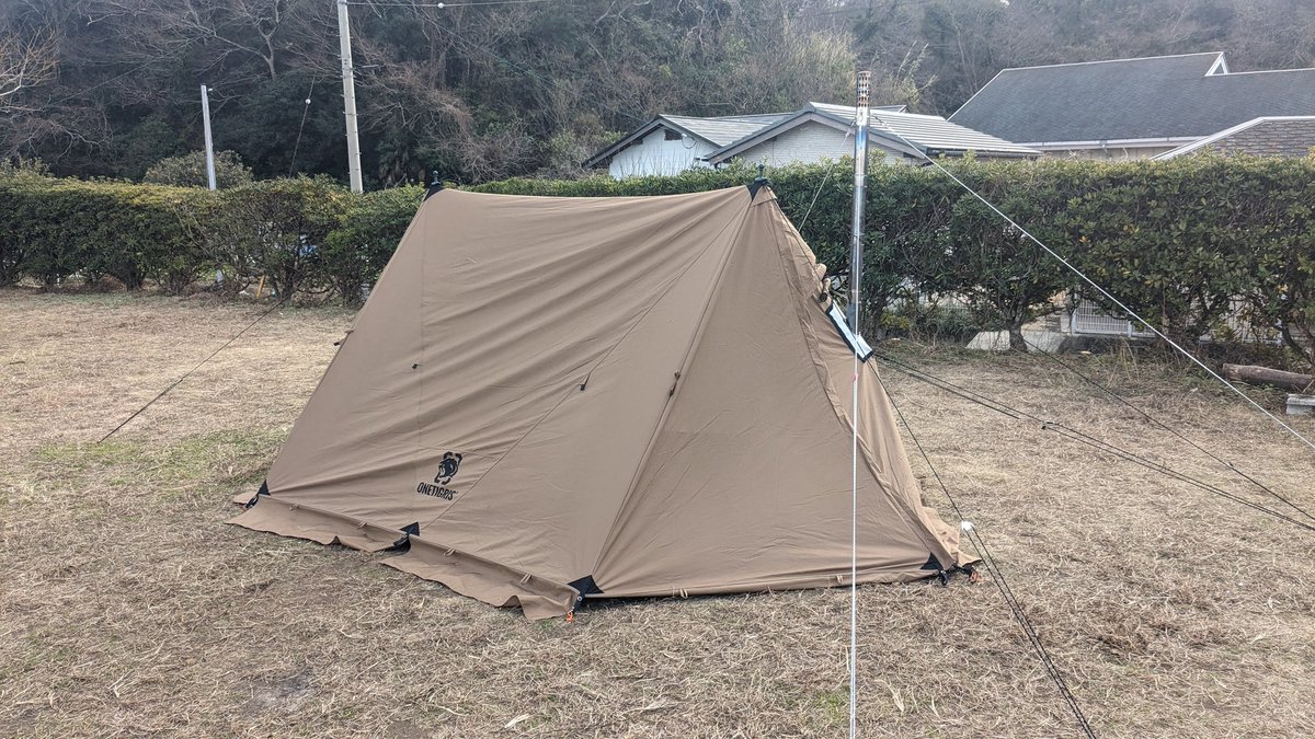 nohocha's tweet photo. 色んな張り方が出来る変幻自在なテントなんだけど風が強過ぎてキャノピーすら上げられない今日が初張りの #RocShield です。
#ソロキャンプ https://t.co/ABOPZaUPXq