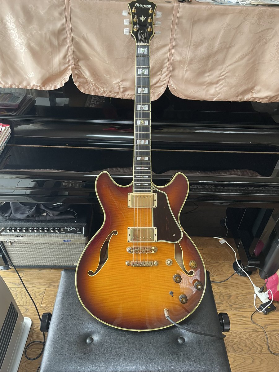 sawahen_oty's tweet photo. たまにはセミアコも良いよね!
おしゃれなギターは弾けないけど、なんかジャジーなフレーズが弾けちゃう気がする!
#Ibanez
#AS200
#エレキギター
#ギター好きと繋がりたい https://t.co/b5Pm2Y55Fs