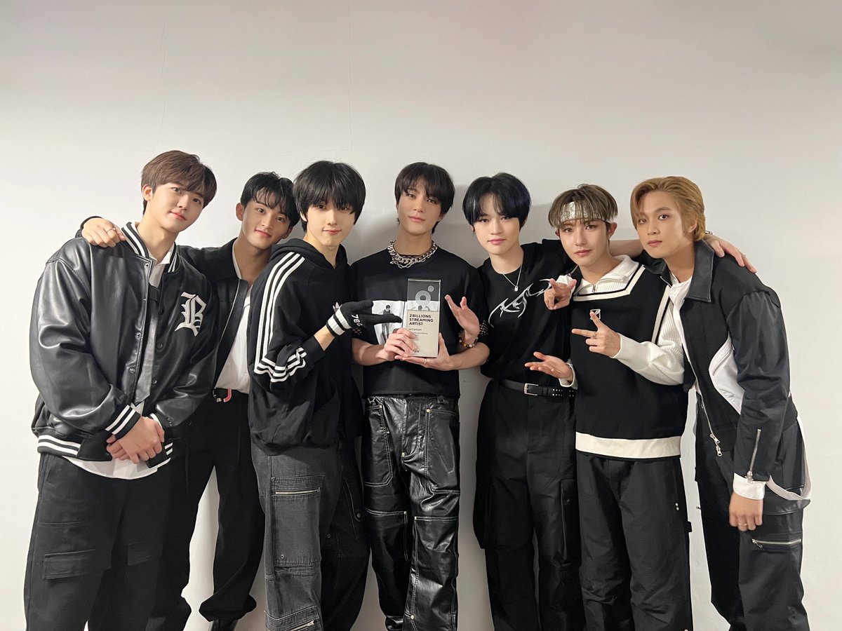 melon's tweet photo. [#멜론의전당] 누적 스트리밍 20억의 주인공!✨
#NCTDREAM 의 빌리언스 트로피🏆 가 도착했습니다 🎉

#시즈니 와 함께 만든 #엔시티드림 의
눈부신 스트리밍 기록을 지금 바로 확인해보세요 👀
👉 https://t.co/xw31GHKAbq

#Melon #멜론 #KPOP #hallofmelon #NCT #NCTzen @NCTsmtown_DREAM https://t.co/51pZLhhb3F