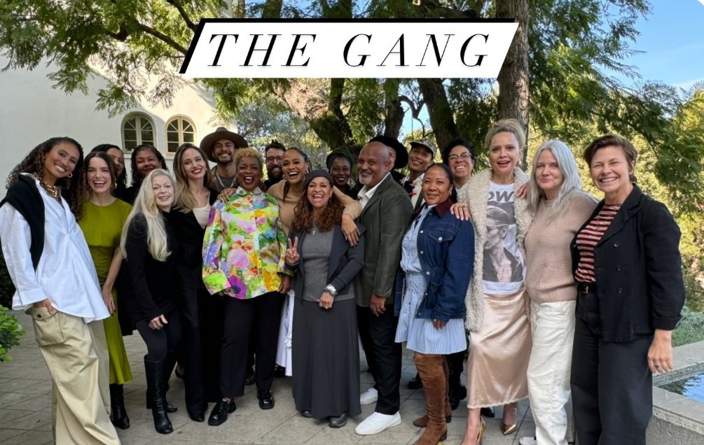📸 #AngelinaJolie hosted a get together party with #AvaDuVernay and  #AunjanueEllisTaylor and passionately discussed about DuVernay's Origin. #DebbieAllen, #FrancesFisher, #MartinSensmeier, #VictoriaMahoney, #AngelaRobinson and Nancy Steiner.

Much better photo ❤️💯