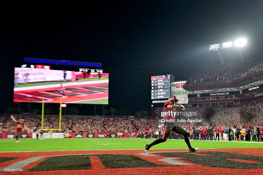 GettySport's tweet photo. #BakerMayfield threw for 3 touchdowns to lead the Tampa Bay #Buccaneers to a 32-9 win over the Philadelphia #Eagles and a trip to the NFC divisional round against the Detroit Lions next Sunday.  📷: Julio Aguilar Kevin Sabitus, #WildCardWeekend #NFLPlayoffs #NFL https://t.co/0DCVrlCx35