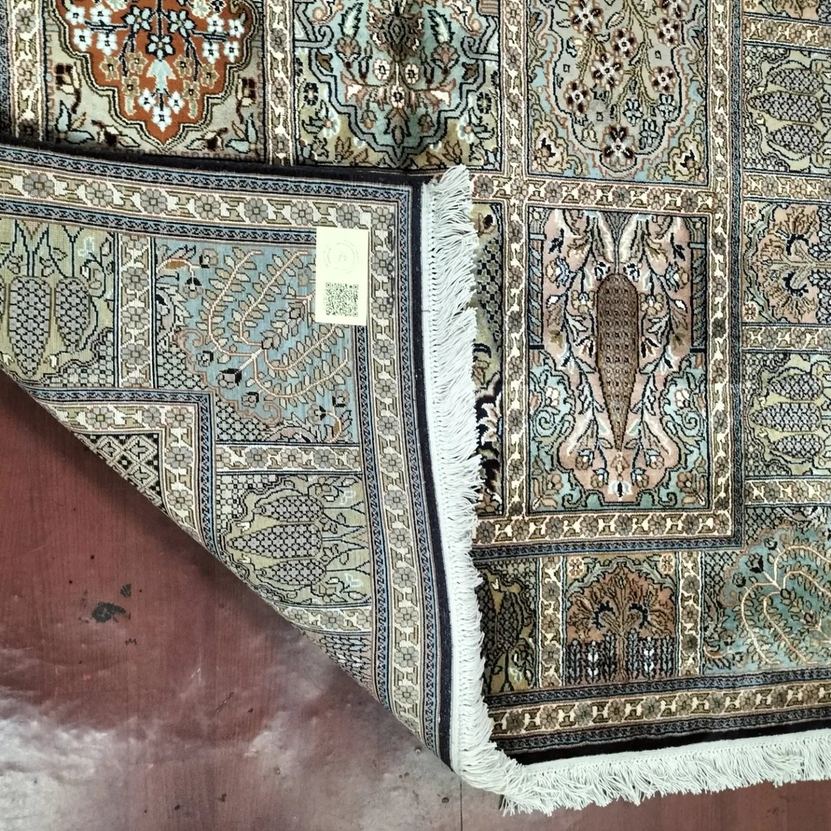 silkcarpetskmr's tweet image. 👆Brand# Ferozson Exports Pvt Ltd.
Material# Silk On cotton 
Size# 120cmx180cm 
Construction type# Handmade.
Design #Bugbox
For further details call or watsapp# +919103627540