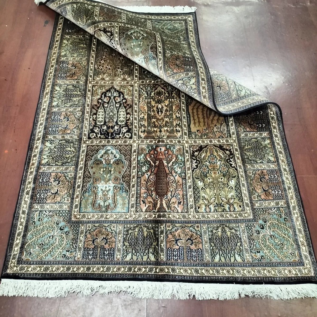 silkcarpetskmr's tweet image. 👆Brand# Ferozson Exports Pvt Ltd.
Material# Silk On cotton 
Size# 120cmx180cm 
Construction type# Handmade.
Design #Bugbox
For further details call or watsapp# +919103627540