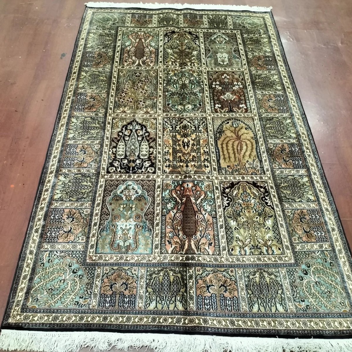 silkcarpetskmr's tweet image. 👆Brand# Ferozson Exports Pvt Ltd.
Material# Silk On cotton 
Size# 120cmx180cm 
Construction type# Handmade.
Design #Bugbox
For further details call or watsapp# +919103627540