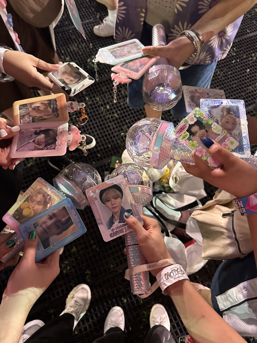 soonkwani's tweet photo. Sepanx with svt and crew is real ☹️

@esoteric_wwc @nokwontrol @wg0617 @haymedoes @marklycheol https://t.co/Gf36mRxhLW