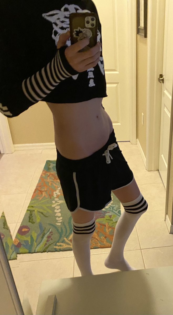 FemboyAniki's tweet image. Might as well start posting some #tummy tuesday pics early since I’m bored #femboy