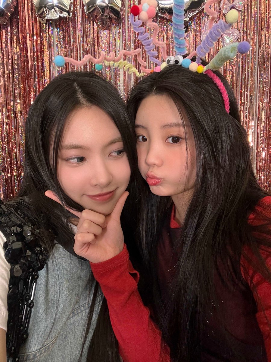 ILLIT_twt's tweet photo. 쨘⋆｡𖦹 윤아언니 생일 기념📸 https://t.co/AXfGd5aFTp
