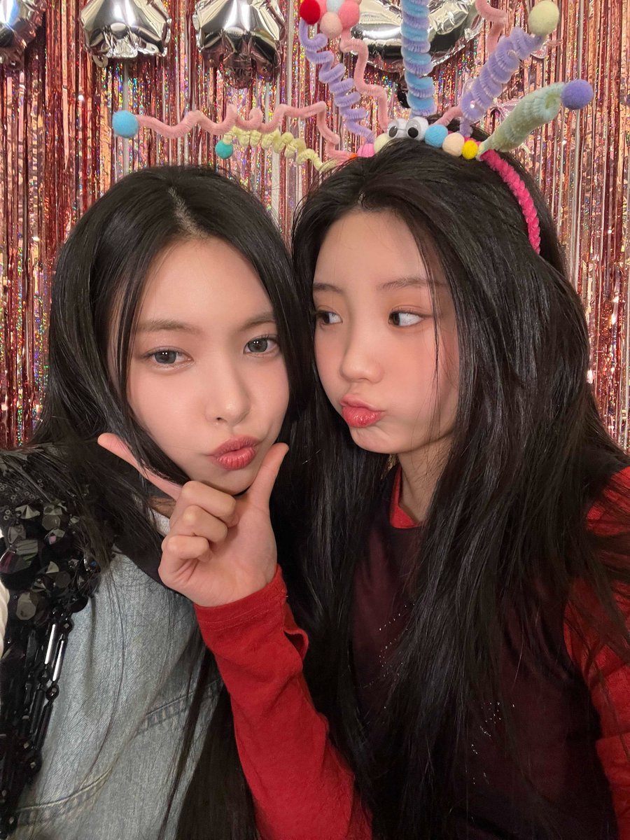 ILLIT_twt's tweet photo. 쨘⋆｡𖦹 윤아언니 생일 기념📸 https://t.co/AXfGd5aFTp