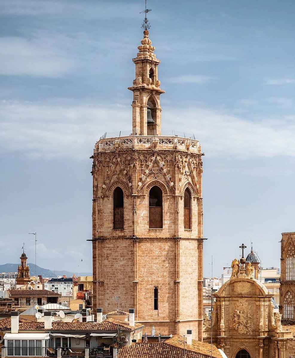La magia de la historia de Valencia 😍❤️.

📍El Micalet , Valencia , 🇪🇸.

📸 @ frankrg_17 
.
#valenciamitica #valenciamítica #españa #spain #valencia🇪🇸 #vlc #picture #pic #photooftheday #photography #historia #cultura #elmiguelete #ComunidadValenciana #somcomunitat #goodvibes