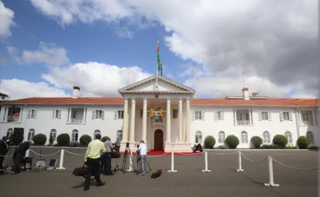 Sirjeff_D's tweet photo. Hawa jirani zetu wa Kenya🇰🇪 hua wanapenda sana sifa na madharau ya kijinga.

Sisi waTZ hua ni wapole na wastaarabu, ila ukicheza sana na  mbwa siku 1 atakufata hadi msikitini.

Tuwachape hawa majirani kipigo cha mbwa koko waache mazoea na sisi.

UZI🧵 https://t.co/eyCKR6VqCb
