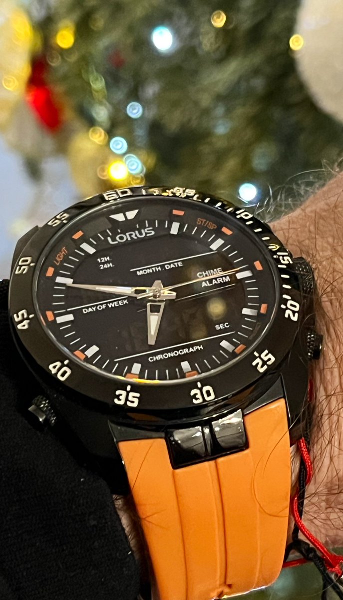 MichaCiok's tweet photo. Wczoraj pomarańczowy, dziś niebieski. 
W tym tygodniu królują mechanizmy. 
#lorus #Aviator replika (żeby nie było). 

Dzień dobry✌️👍❄️❄️ https://t.co/gtjlXB5tGy