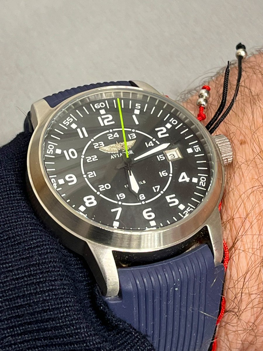 MichaCiok's tweet photo. Wczoraj pomarańczowy, dziś niebieski. 
W tym tygodniu królują mechanizmy. 
#lorus #Aviator replika (żeby nie było). 

Dzień dobry✌️👍❄️❄️ https://t.co/gtjlXB5tGy