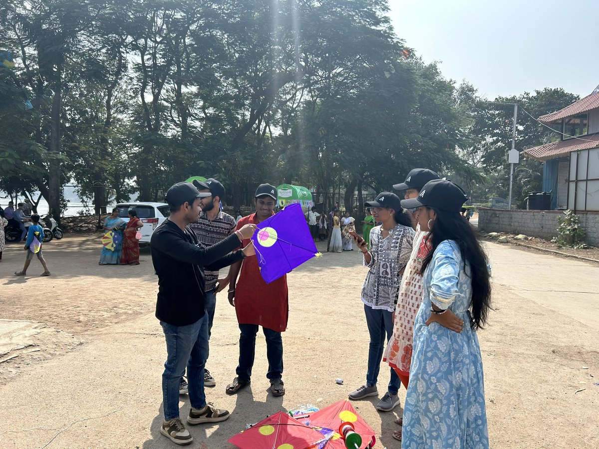 Ravicharan29's tweet photo. Happy to be a part of Algorand π..
Enjoyed a lot at peopleβs plaza #AlgorandKiteFestival #AlgorandFlyingHigh #Hyderabad #kitefestival #Sankranthi2024
@Algo_Bharat @AkashMallareddy @niikkhhiil @anil_vikasa @mohita_algo https://t.co/UyLZc89rWB
