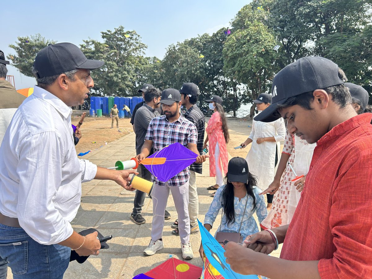 Ravicharan29's tweet photo. Happy to be a part of Algorand π..
Enjoyed a lot at peopleβs plaza #AlgorandKiteFestival #AlgorandFlyingHigh #Hyderabad #kitefestival #Sankranthi2024
@Algo_Bharat @AkashMallareddy @niikkhhiil @anil_vikasa @mohita_algo https://t.co/UyLZc89rWB
