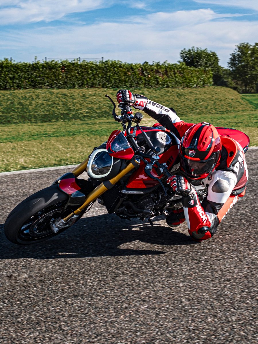 Ducati_India's tweet photo. The Monster SP takes the 2022 colors of our Desmosedici GP, mounts Öhlins suspension, Termignoni homologated silencer, Brembo Stylema® calipers, and Pirelli Diablo Rosso IV tires. All in!
https://t.co/Tb6gxl0uru
#Ducati #Monster #DucatiMonster #MonsterSP #MadForFun https://t.co/vpkZHH9mIw