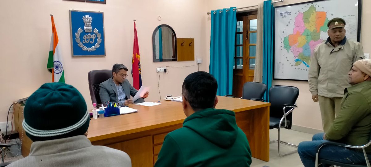 DeoriaPolice's tweet photo. #DeoriaPolice पुलिस अधीक्षक देवरिया द्वारा पुलिस कार्यालय में #जनसुनवाई के दौरान आमजन की शिकायतों को सुनकर उनके त्वरित निस्तारण करने हेतु संबंधित को आवश्यक दिशा-निर्देश दिये गये। 
#UPPolice https://t.co/wujvyMBmkA