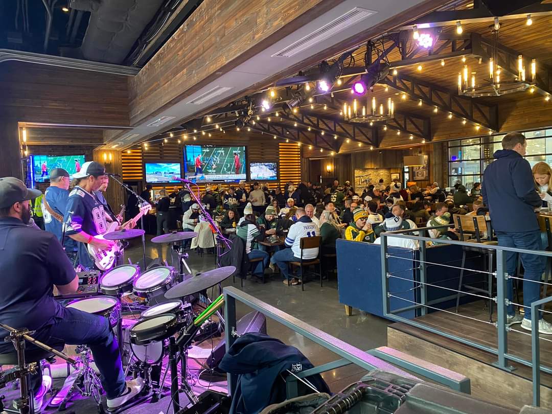 grubbs395's tweet photo. @ChikJulie @iantheCROAT @TroyAikman @tx_live we had an amazing time playing music for all the football fans.. https://t.co/QlfQMqx3AQ