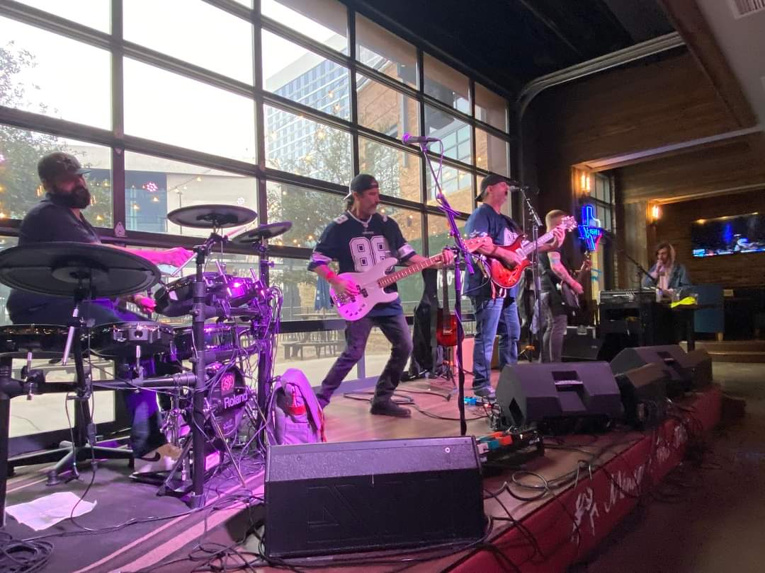 grubbs395's tweet photo. @ChikJulie @iantheCROAT @TroyAikman @tx_live we had an amazing time playing music for all the football fans.. https://t.co/QlfQMqx3AQ
