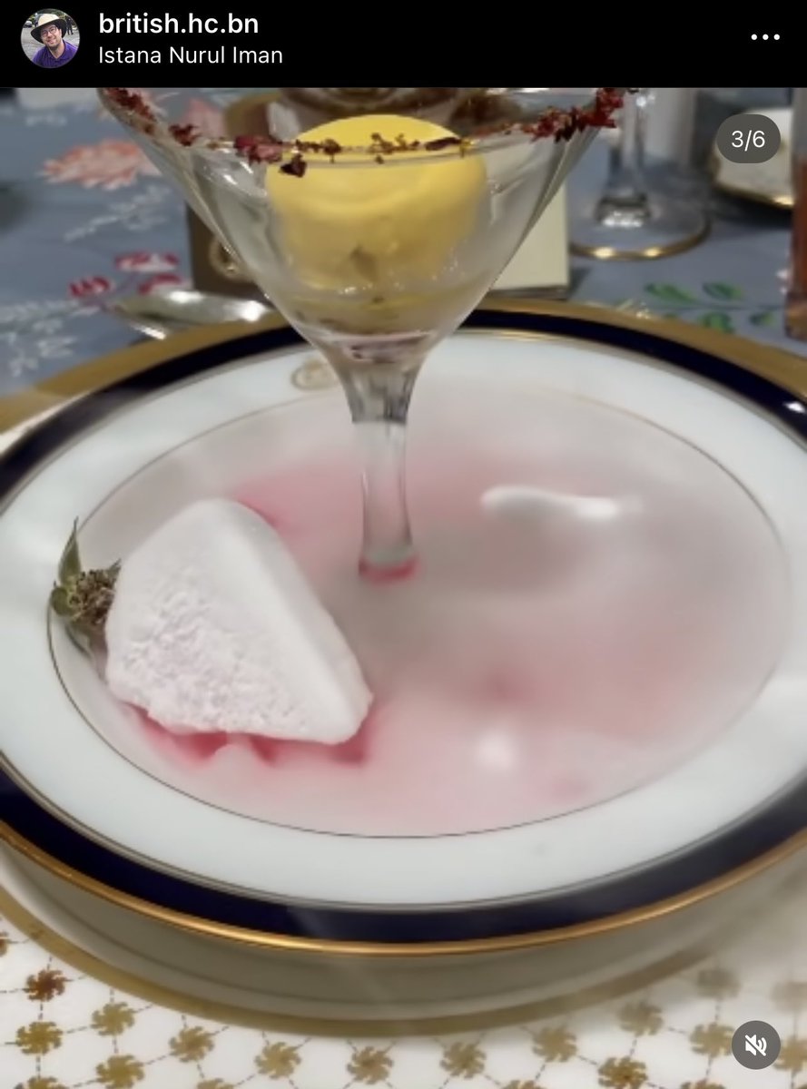 arfdy12's tweet photo. Gambar-gambar menu di Majlis Persantapan Diraja, Pengiran Muda ‘Abdul Mateen Bolkiah dan Pengiran Anak Isteri Anisha Rosnah Adam :

1. Salad Ketam Alaska dgn Iranian Kaviar

2. Bekara (lobster) dgn salad betik muda

3. Sorbet mangga bersama sarang burung walit

4. Daging wahyu percik dgn Trufel
Ikan Turbok acar
Ayam kampung sos peranakan
Nasi Basmathi bersama Koma Koma