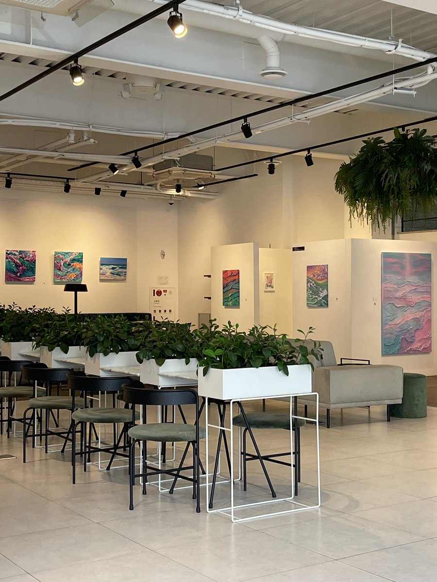 1/16 화 금일 14시-16시 갤러리에 있어요!
굿즈도 판매 중이니 관심 있으시면 부디....💗 아트북은 딱 한 권 남았어요!!