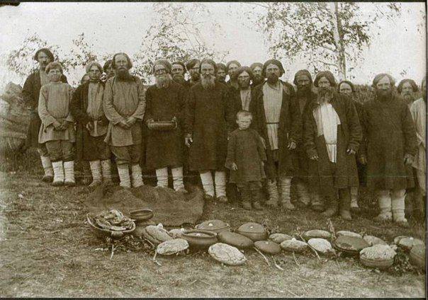 MokshaliaSaratu's tweet photo. 🤗 Our national #history in the camera lens:

Mokshan peasants prayer for horses in the village of Kardaflei (Gorodishche district of Penza governorate, early 1900s).

#Moksha #IdelUral #Volga https://t.co/y3oHvbplL2