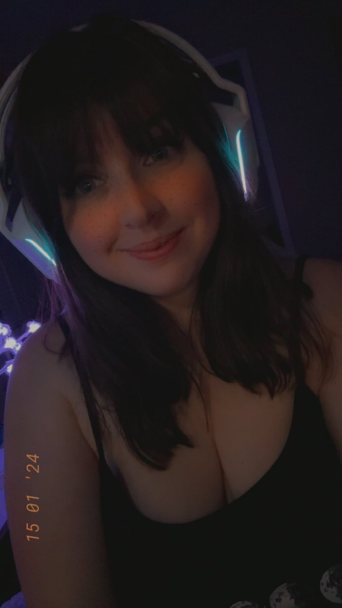 Hey_ItsManda's tweet photo. Stay stay stayin alive! Come on over and hangout! https://t.co/1s9RSrNOEX #intothefog #yuimain #twitch #SmallStreamerCommunity #DeadbyDaylgiht https://t.co/BxsFqVYjFh