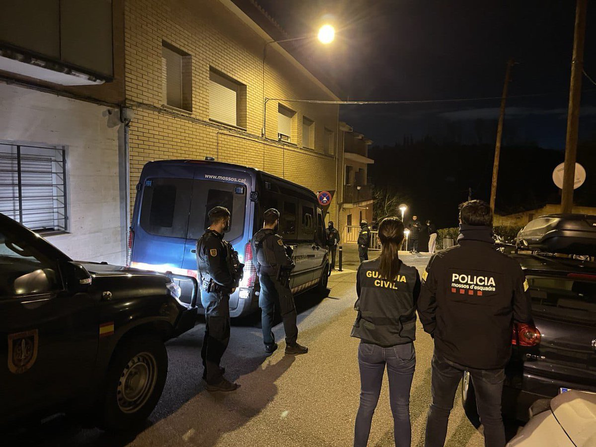guardiacivil's tweet photo. Dispositivo en marcha conjunto de @guardiacivil con @mossos en el ámbito del terrorismo yihadista en Rubí, Sant Pere de Ribes, Martorell (Cataluña) y Mérida (Extremadura). https://t.co/JqJSwLH8wY