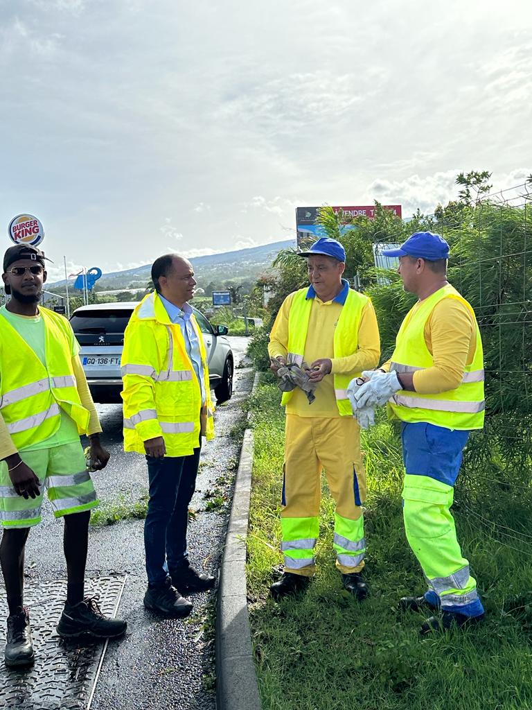 outremers360's tweet image. #LaRéunion  Le cyclone #Belal s&apos;éloigne, l&apos;heure du #nettoyage et reconnaissance des sites et degats. Le @Prefet974 prend la parole dans un instant pour la suite des opérations et un éventuel passage en sauvegarde.
🔴Toujoursen vigueur l&apos;interdiction de sortir, cette interdiction…