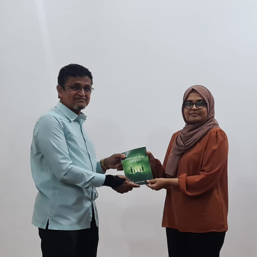 librarymv's tweet photo. އަބްދުލް އަޒީޒް ޖަމާލް އަބޫބަކުރު ލިޔުއްވާފައިވާ 'ހަނދާނާއި ތާރީޚަށްޓަކައި: ޗައިނާ ދަތުރު' އަދި 'ކީރިތި ﷲގެ މަތިވެރި އަމުރުފުޅުތަކާއި އަގުހުރި އިރުޝާދުތައް' ފޮތުގެ ޤާނޫނީ ގޮތުން ޖަމާކުރަން ޖެހޭ ކޮޕީ ޤައުމީ ކުތުބުޚާނާއަށް ހަދިޔާ ކުރައްވައިފި
@MaAzy2011 https://t.co/tdfC9pmzcj