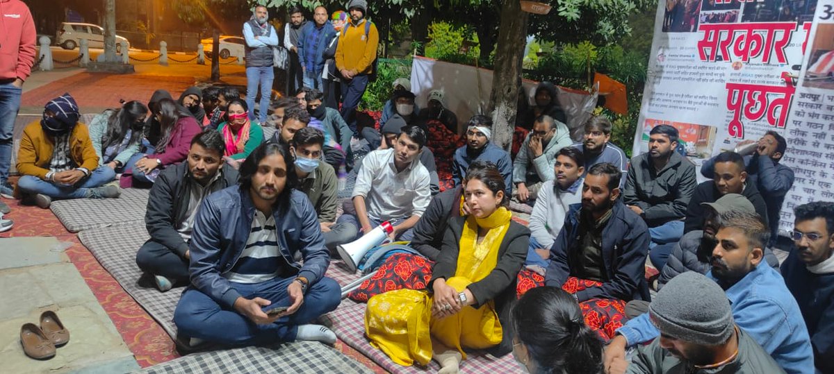 राजस्थान विश्वविद्यालय परिसर में RAS Mains परीक्षा को स्थगित करने के लिए, धरने में बैठे लोगों से मिली, और उन्हें आश्वासन दिलाया कि इस जायज़ माँग में हम राजनीति से ऊपर उठ, उनके साथ हैं |