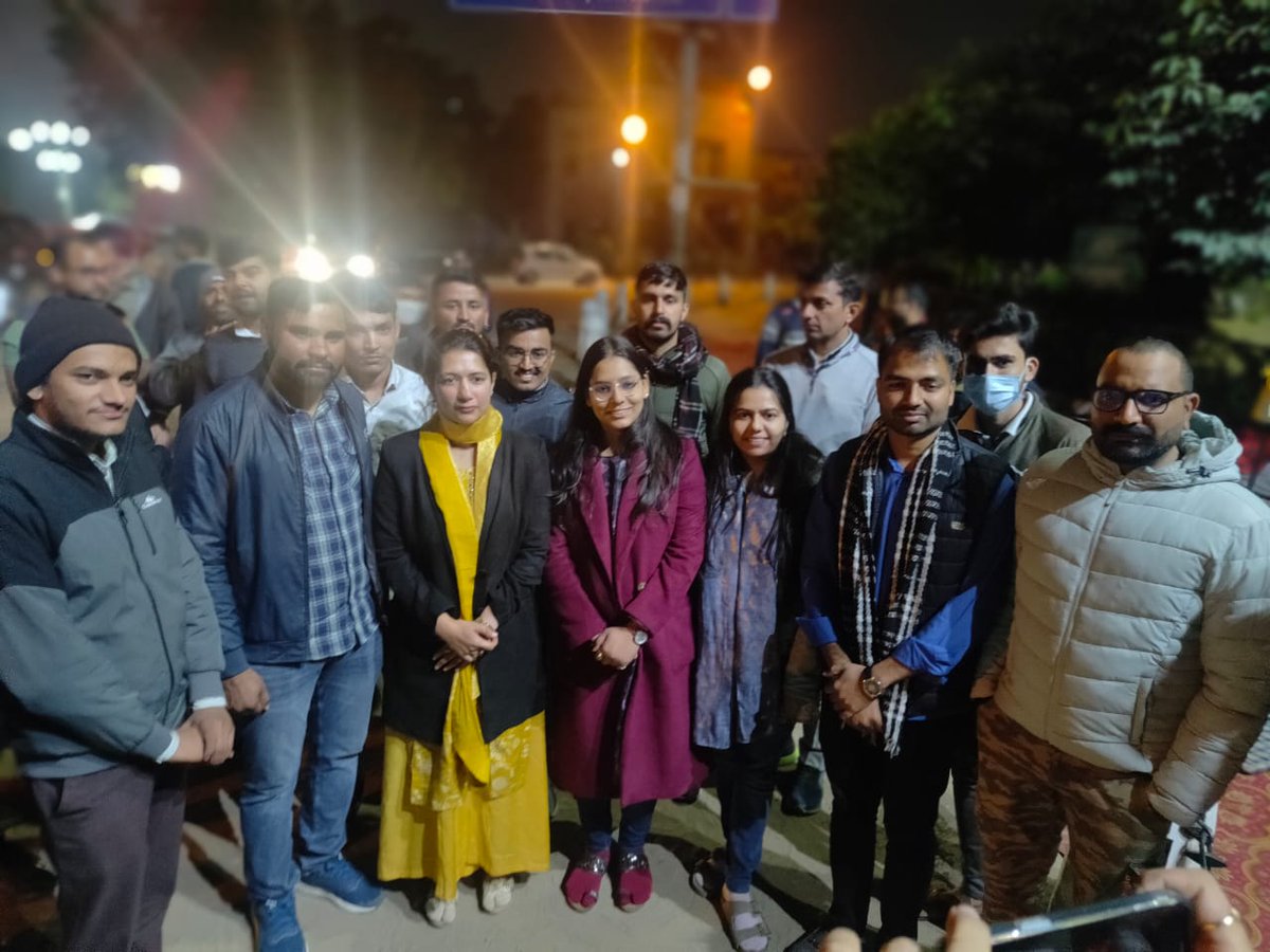 drshikhameel's tweet photo. राजस्थान विश्वविद्यालय परिसर में RAS Mains परीक्षा को स्थगित करने के लिए, धरने में बैठे लोगों से मिली, और उन्हें आश्वासन दिलाया कि इस जायज़ माँग में हम राजनीति से ऊपर उठ, उनके साथ हैं | https://t.co/mSPopNM0Ds