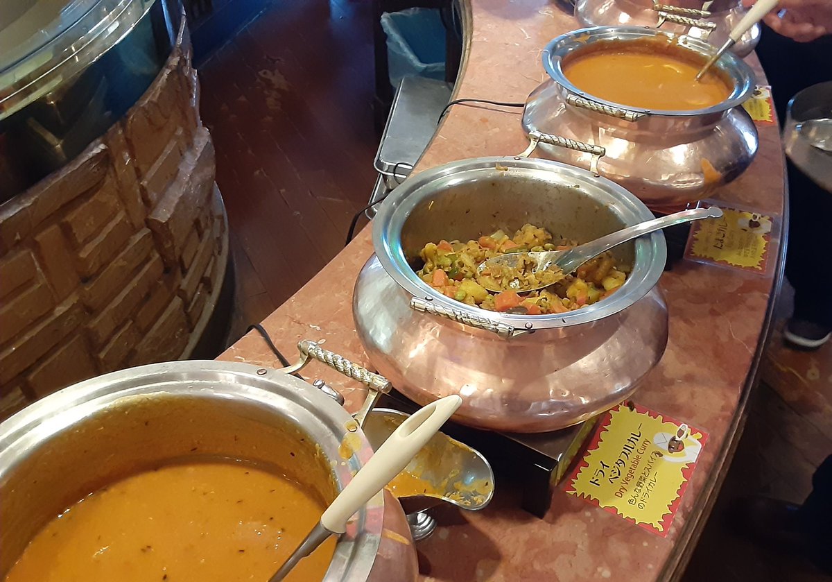 おつメディア～
絶賛搬入作業中！
インドカレーガッツリ食べて気合い充分で準備をしていきます。
明日が楽しみ過ぎるううううううう

#企業公式冬のフォロー祭り 
#企業公式相互フォロー祭り 
#横浜X会
#化粧品開発展