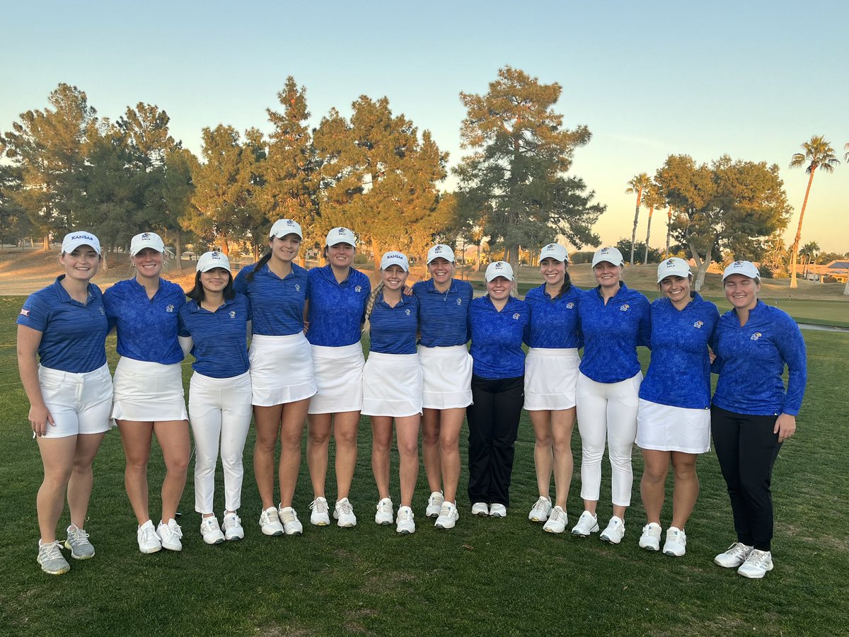 KUCoachKuhle's tweet photo. What a #GR38T weekend in the valley of sun ☀️ with awesome people. We learned new skills, set goals, improved our games, and had a blast together the last 5 days. ✨Grateful for these opportunities that make us ALL better. Love this team and their drive to be elite. #RockChalk 🌾 https://t.co/TuVUH1TKch
