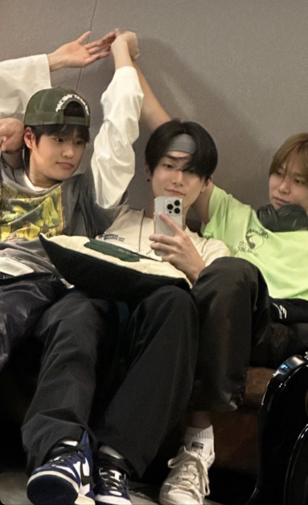 hshlatto's tweet photo. 데뷔 초 사진 백만장씩 뜰 때 벅차다고 생각했는데
배불렀었네 .. 그냥 저때로 돌아가자 .. https://t.co/0iwP8ZAwjo