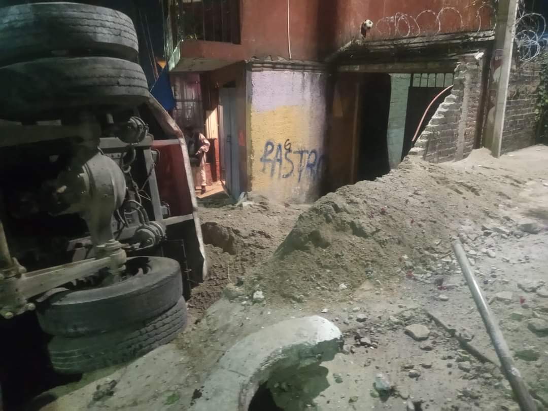 ContrerenseOrg's tweet photo. Esta noche ocurrió una volcadura en calle Tenango y Río Papaloapan, Ampliación Lomas de San Bernabé. #MagdalenaContreras 

📷 By Alcaldía https://t.co/96LihHQhWe