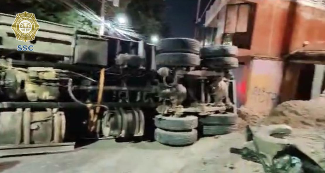 ContrerenseOrg's tweet photo. Esta noche ocurrió una volcadura en calle Tenango y Río Papaloapan, Ampliación Lomas de San Bernabé. #MagdalenaContreras 

📷 By Alcaldía https://t.co/96LihHQhWe