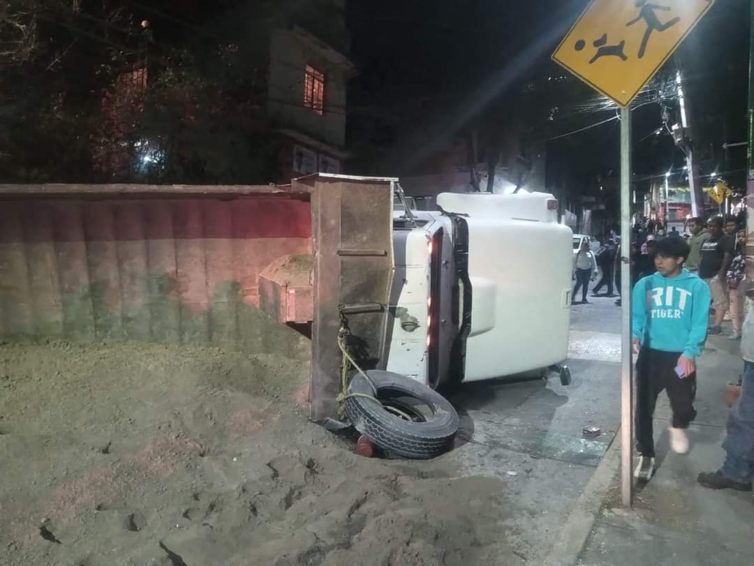 ContrerenseOrg's tweet photo. Esta noche ocurrió una volcadura en calle Tenango y Río Papaloapan, Ampliación Lomas de San Bernabé. #MagdalenaContreras 

📷 By Alcaldía https://t.co/96LihHQhWe
