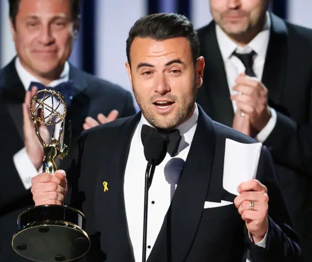 סיכת החטופים בטקס האמי הלילה: בן ווינסטון, שהפיק את המופע המצולם של אלטון ג׳ון וקיבל את הפרס בשמו על הבמה, ענד את הסיכה הצהובה למען העלאת המודעות להשבת החטופים והחטופות הישראלים שבשבי החמאס
bit.ly/3RY8dEX