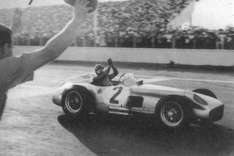 #OnThisDay Juan Manuel Fangio🇦🇷 won 1955 Argentinian GP. #AnorakFact: Fangio suffered severe burns to his leg which, for the entire  duration of the race, was rubbing against the chassis frame which was  being heated by the exhaust. It took him 3 months to recover. #F1