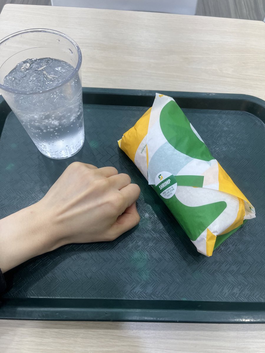 jalmukkk's tweet photo. 📍서브웨이 꿀조합 <우즈정식>

일단 엄청 두툼하고 크네요..
제로콜라 1900원 포함해서
총 13000원 나왔어요!

👩🏻‍🍳 레시피는 
쉬림프에 에그마요 추가🍤🥚
빵은 플랫브레드
슈레드 치즈, 야채 다 추가(절임류 제외)
소스 : 스위트 칠리, 랜치, 핫칠리

소스땜에 맛없없 조합임..🫠 https://t.co/Ha6VaiZzsZ