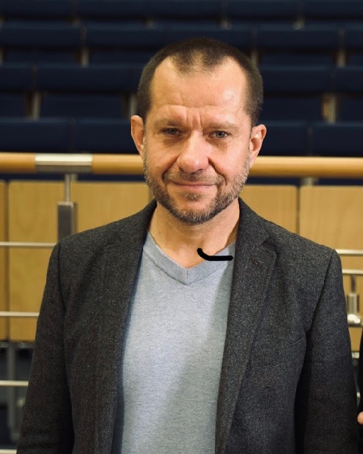 Polak stworzył pierwszy na świecie opis kryształu czasu, tworząc nową gałąź fizyki! Profesor Krzysztof Sacha wybitny polski fizyk wykazał poważne błędy w modelu stworzonym przez amerykańskiego noblistę z MIT Franka Wilczka. Wykazał, że choćby atomy mogą pod pewnymi warunkami
