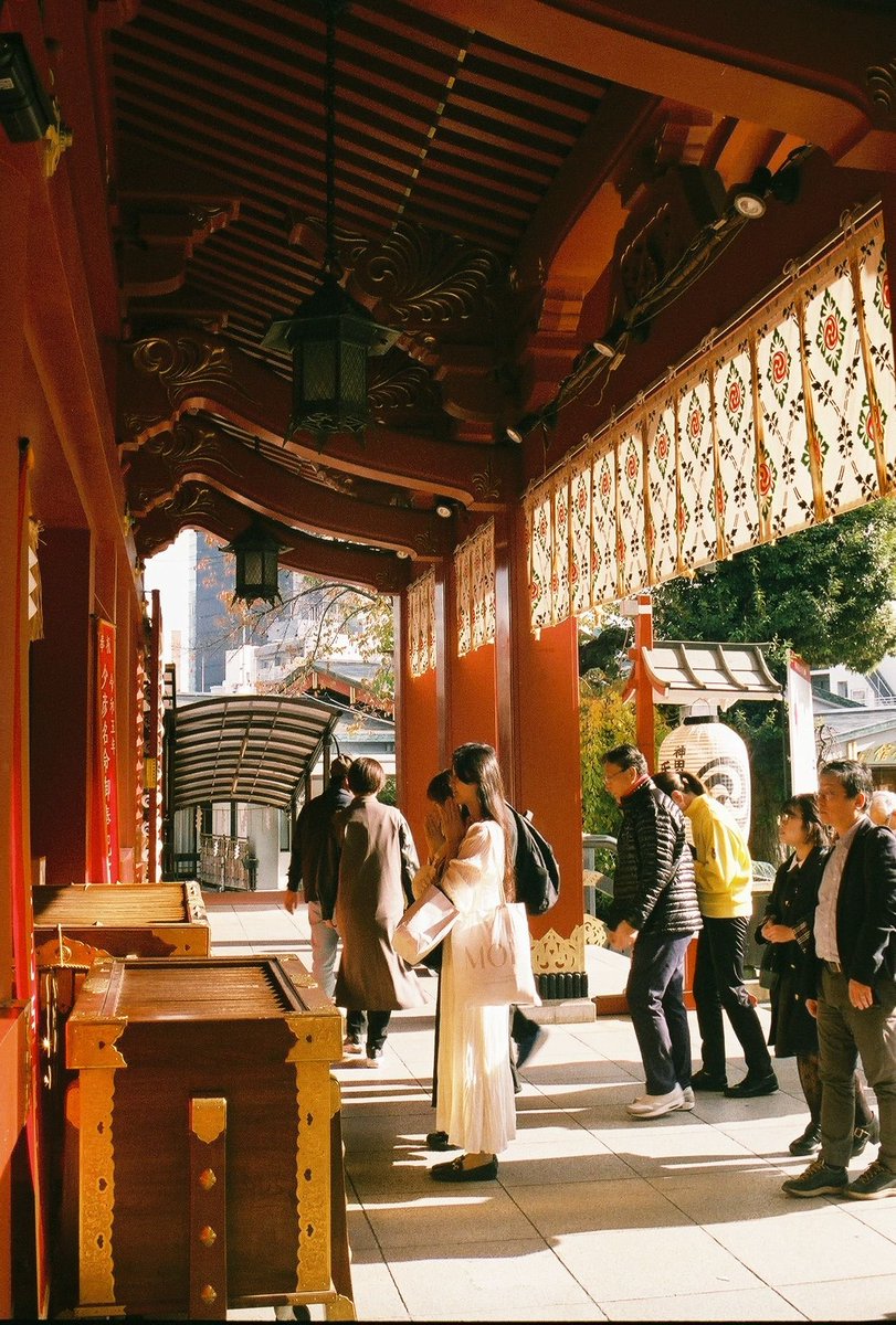 flaneur_tokyo's tweet photo. 神田明神にて。神社に行くと手水所やお賽銭みたいな、細かい所作に目が行くタイプです。

#CanonAL1 #TAMRON17A #fujiXTRA400 https://t.co/QvMdEpbQVm