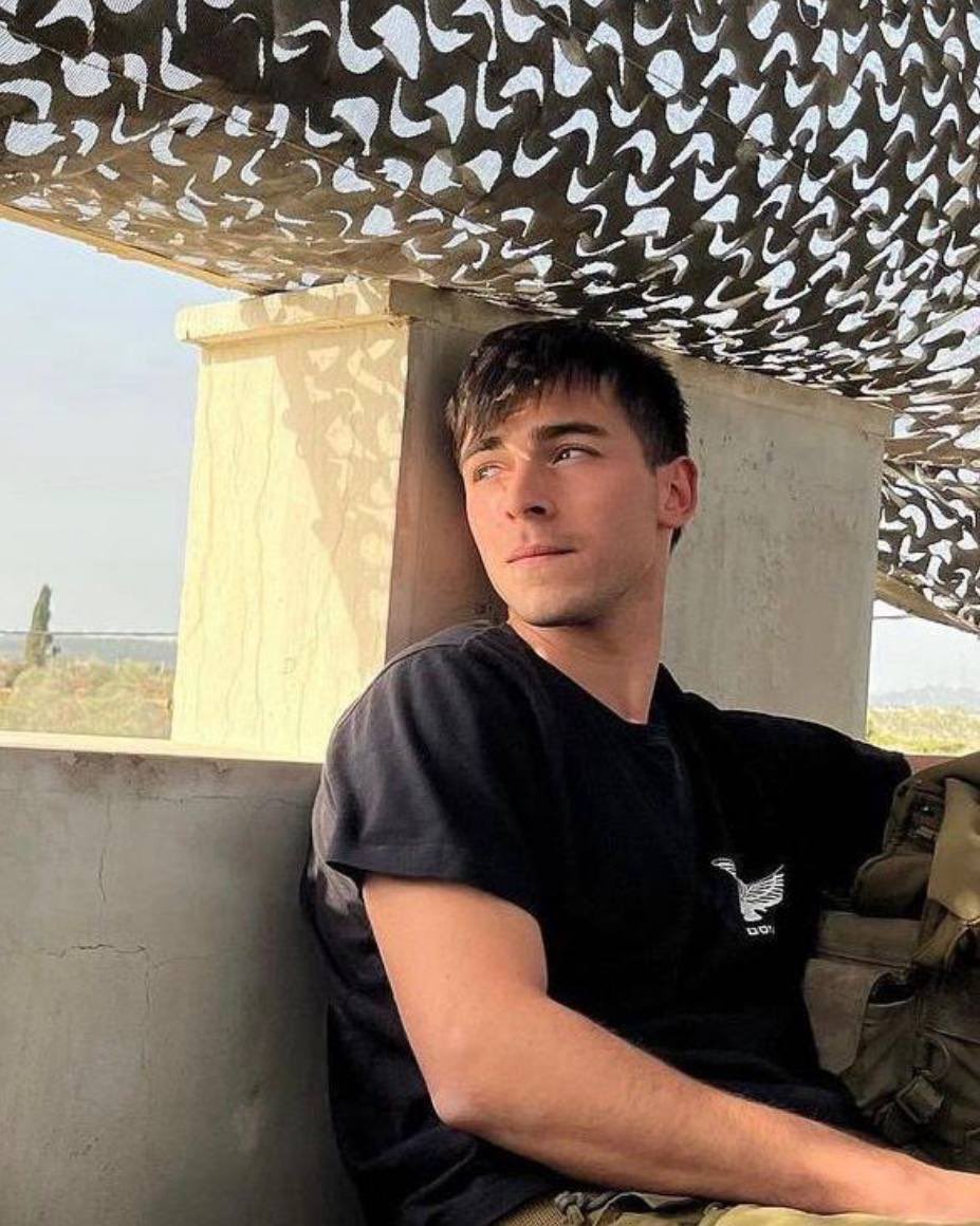 #بریکنگ_نیوز

⭕غزہ میں گھسنے والے جس یہودی نے بھی تصویریں بنائیں یا ویڈیوز بنائیں وہ جہنم واصل ہوا

⭕یہ اسرائیلی فوج کا میجر نیتزان ہے جو فٹبال کا شیدائی تھا ہمیشہ تل ابیب میں اپنی ٹیم کے لیے سب سے آگے ہوتا تھا

⭕لیکن اس نے سمجھا کہ غزہ میں بھی کوئی فٹبال کا میچ چل رہا ہے