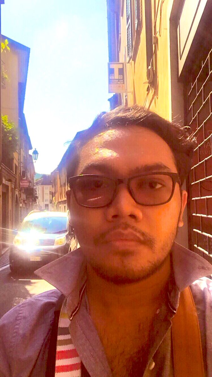 Rizkihadi's tweet photo. Di foto ini hamba mirip Charlie Sun versi Jawa. Wkwkntlwkwk #brothersun
(Foto panas panasan di Como) https://t.co/YvAoI5nsf2
