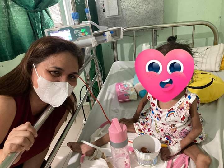 MyHub_Cares's tweet photo. Salaysay ni Ms Pam Magdaluyo:
Si Baby Q , isang batang namumuhay na may HIV. August 2020 ng si baby Q ay ma diagnosed at nagsimulang uminom ng mga anti retroviral medicine at mapabilang sa mga batang nasa kalinga ng TRR Duyan Program. 

Last July 2023 ay kinapitan ng mga opportunistic infection si baby Q at kinailangang ma admit sa isang hospital sa Region 3. Halos umabot ng 2 buwan si baby Q sa hospital at naging drug resistant sa lahat ng uri ng antibiotics. Makailang beses ng na revive ang buhay at makailang beses ng gustong tubuhan pero hindi pinayagan ng lola na ito ay matubuhan.  Lingguhan kong binibisita mula Manila si Baby Q upang makita at bigyan ng suporta ang lola na walang kapalitan man lang sa pagbabantay sa kanyang apo. Nakakadurog sa puso at nakakaiyak makita si baby Q na sa bawat pagbisita ko ay lalu siyang lumiliit at halos nakadikit na ang balat at buto , iritable , umiiyak dahil sa mga sakit ng mga nakakabit sa katawan. 

September, pinagdesisyunan na ilabas na siya ng hospital at sinabihan ang lola na palanghapin na ng sariwang hangin sa bahay at ibigay ang lahat ng gustong kainin ar naisin ni baby Q. Sa madaling salita  ay maghintay na lamang malagutan ng hininga ang bata sa bahay.

Ng mabalitaan ko ang ginawang pagpapalabas kay Baby Q mula hospital ay agad akong humingi kay sir  Ico ng tulong para matulungan na makahanap ng hospital na pwedeng makatulong sa kundisyon ng bata. Salamat sa buong pusong pagtanggap ni Dra. Karen Sta. Maria Pediatric Infectious Dr ng Jose B Lingad Hospital ng San Fernando Pampanga. Agad na naipasok sa isang isolation room si baby Q at sa loob ng isang buwan sa kanilang pangangalaga sa hospital ay bumuti at gumaling ang mga infection sa katawan, nagkalaman at nagagawa ng ngumiti at naging masigla. 

Masasabi kong himala at talagang nakakaiyak sa tuwa na makitang malaki ang naging pagbabago ni baby Q. “ Laban lang “ yun ang naging magic word namin lalu na sa para sa lola na ang sandigan at kinakapitan ay ang pagmamahal sa kanyang apo na walang kamalay malay sa kung anuman ang meron sa kanyang katawan.

Ang kwento ni baby Q ay isa lamang sa mga kwento ng mga batang namumuhay ng may HIV na nagawang mapagtagumpayan sa kabila ng mga hamong kinaharap. Patuloy na lalaban at aasa na ang Pilipinas ay maging isang better place na malayang makapamuhay na walang stigma at diskriminasyon ang lahat ng batang may HIV. 

Salamat po sa lahat ng mga taong tumulong at naging kaagapay ni baby Q sa kanyang laban. Salamat po sa mga taong patuloy na tumutulong sa Project Duyan. 

Salamat po sa programa ng Project Red Ribbon na siyang patuloy na tumutulong at nangangalaga sa mga Children Living with HIV sa Pilipinas. 

Salamat sa Diyos sa lahat ng grasya ng kagalingan at pagpapala para sa mga batang kinakalinga ng TRR DUYAN. “ Tuloy lang ang Laban “